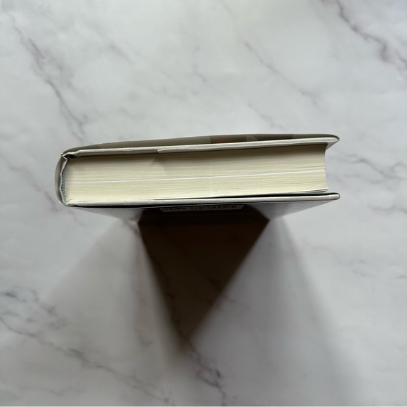 NWOT Becoming (by Michelle Obama) Hardcover Book - Picture 5 of 9